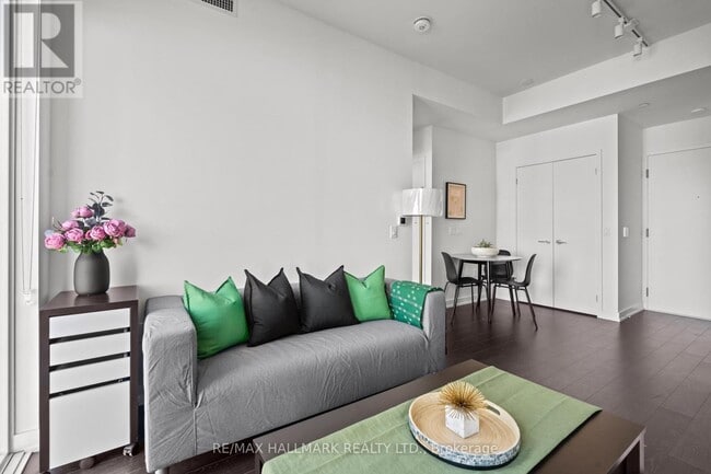 Building Photo - 238 Simcoe St