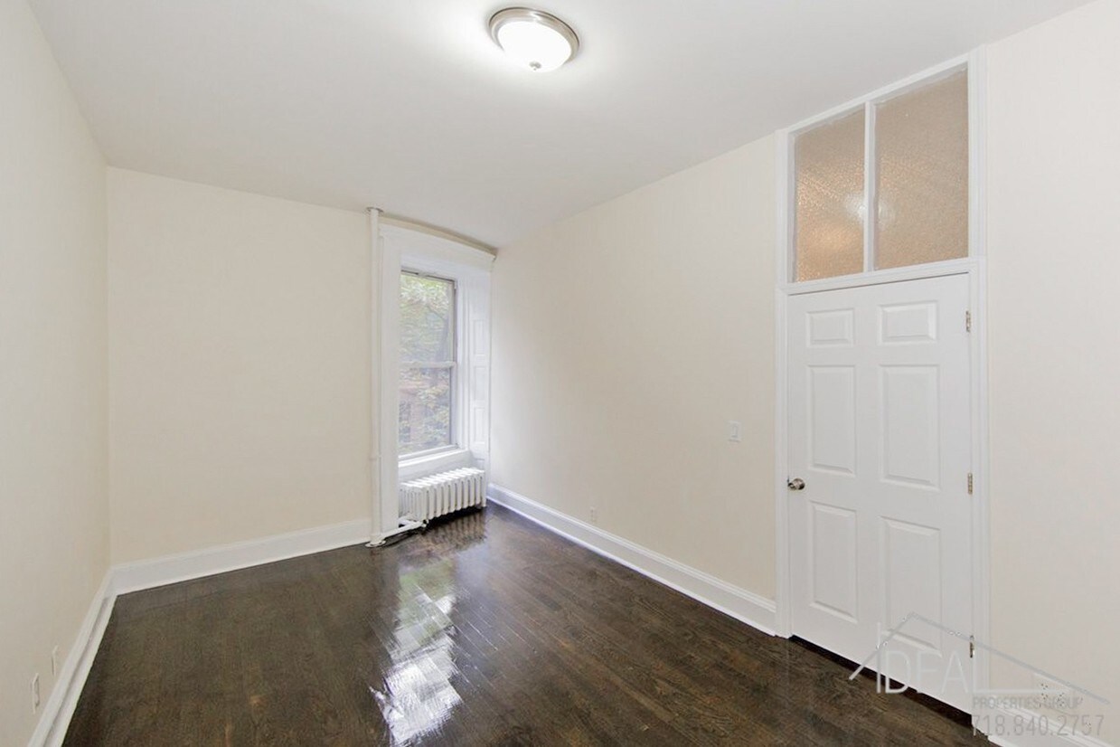 Building Photo - 16 W 87th St