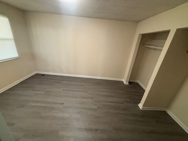 Foto del edificio - Knoxville 37915 - 4 bedroom 2 bath - call Howard Grower 865-705-0969