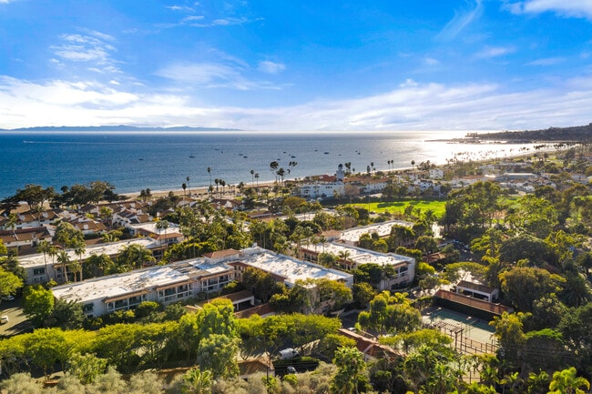 Building Photo - 245 Por La Mar Cir
