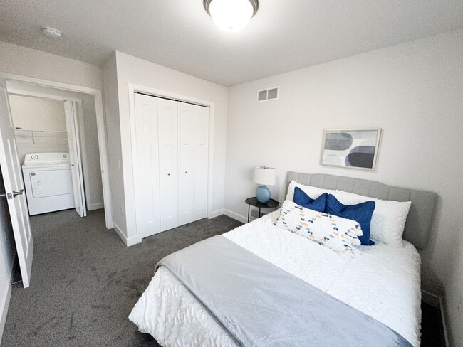 Building Photo - 3 Bed / 2.5 Bath Townhome for rent in Cottage Grove!