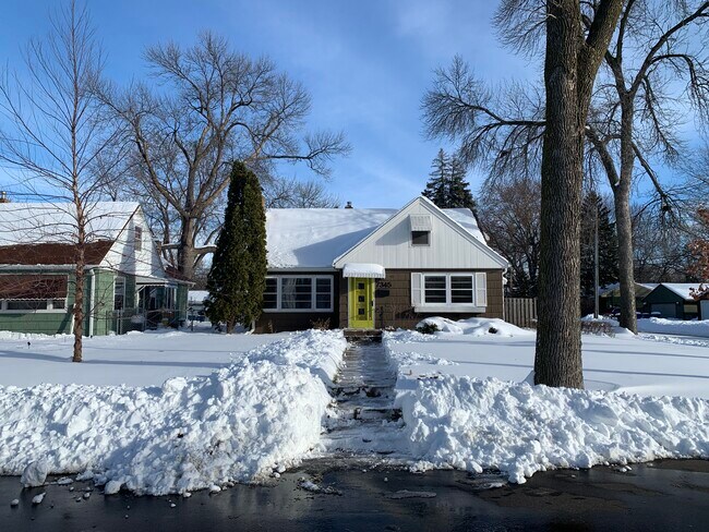 Foto del edificio - 7345 Clinton Ave