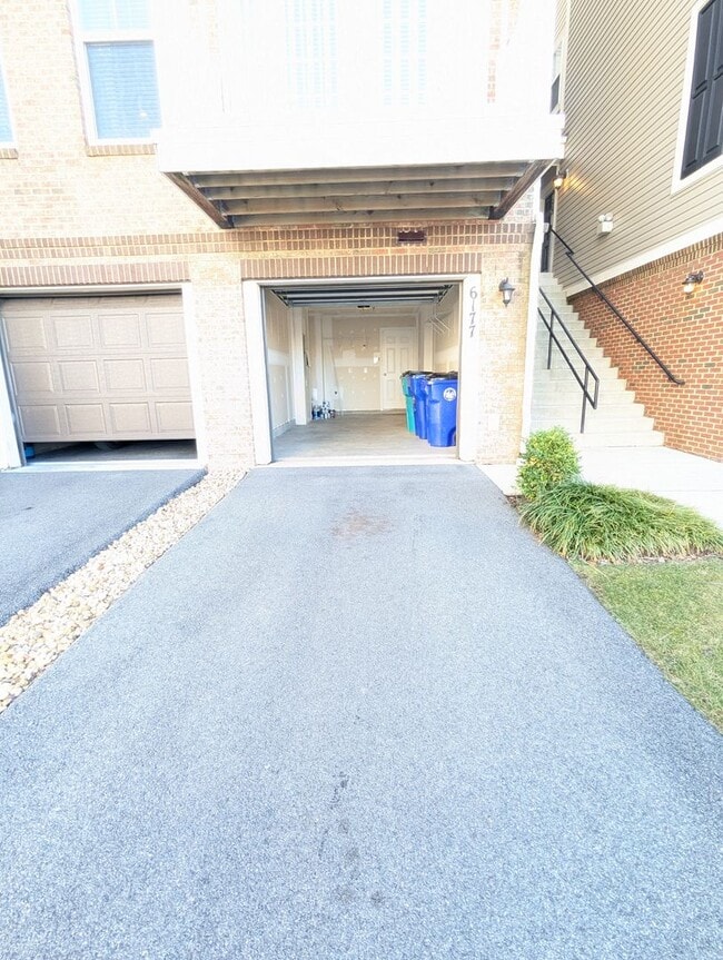 Building Photo - Beautiful 3 level townhouse in Jefferson Place ready for you mid July!