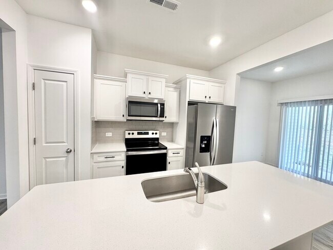 Foto del edificio - beautiful 2 br 2.5 ba townhome with covered front porch close to I-85