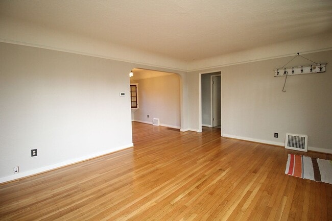 Building Photo - Spectacular 3 Bed English Tudor in the Perfect Sellwood-Moreland Location!