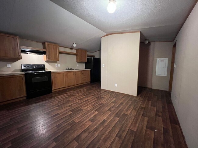 Building Photo - *COMING SOON!* Charming Three Bedroom Two ...