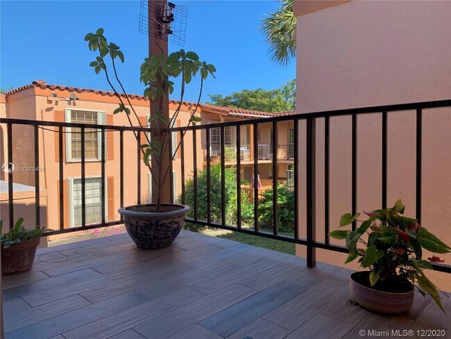 Foto del edificio - 7230 Fairway Dr