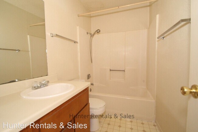 Building Photo - 1604 Cedarhill Dr