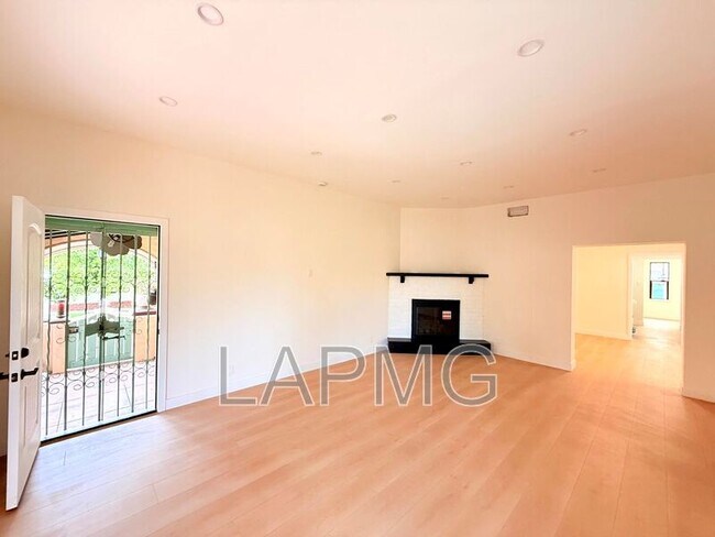 Foto del edificio - 6130 Whitsett Ave