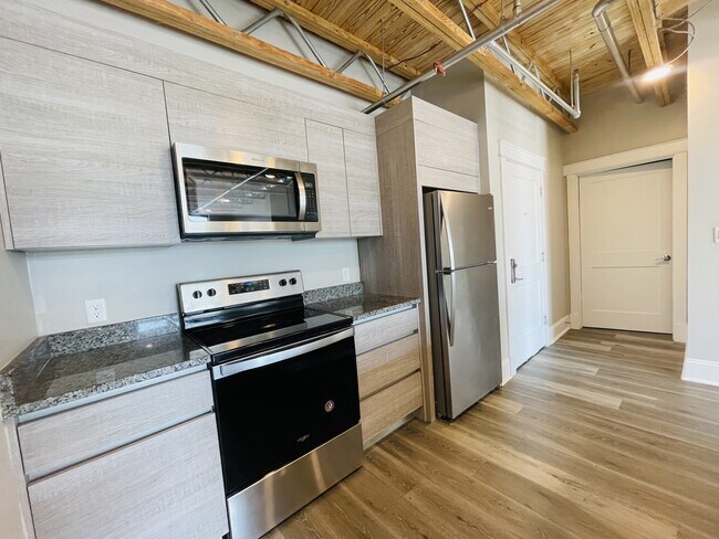 Building Photo - 330-350 Pleasant St. Unit 328