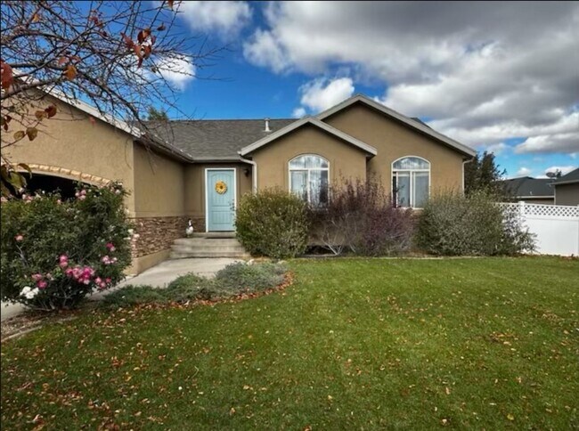 Building Photo - Beautiful Home!!