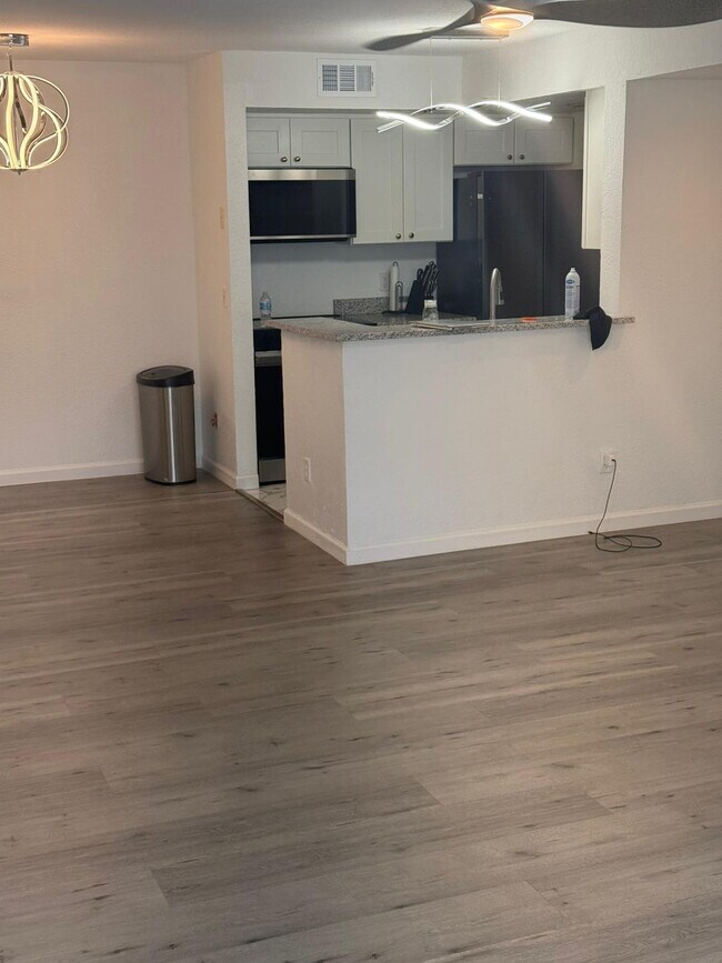 Foto del edificio - Fully renovated 2-Bed with 1.5 Baths at Co...