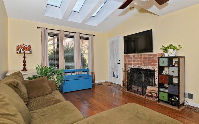 Building Photo - 784 Spinnaker Ct