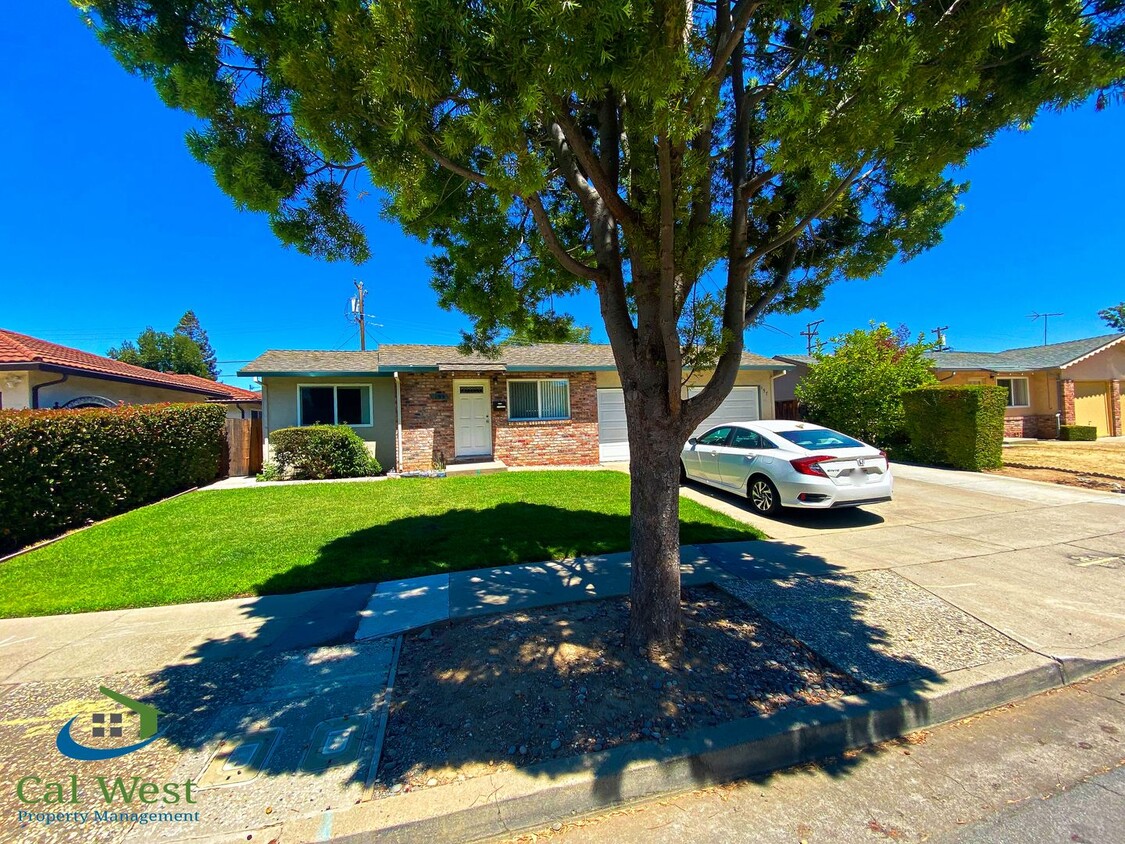 Primary Photo - 01740 - % - 155/157 Locksunart Way($350 No...