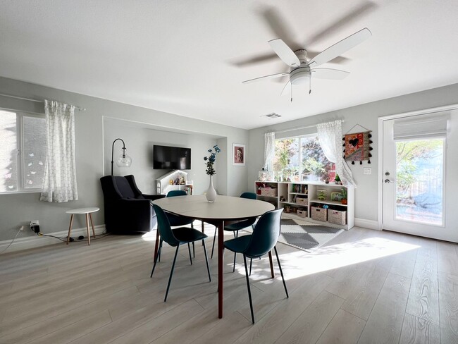 Foto del edificio - COMING SOON!  3BD/3BD UPDATED HOME IN RHOD...