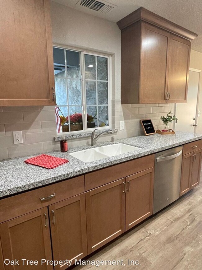 Foto del edificio - 3 br, 2 bath House - 298 W. Magill Avenue