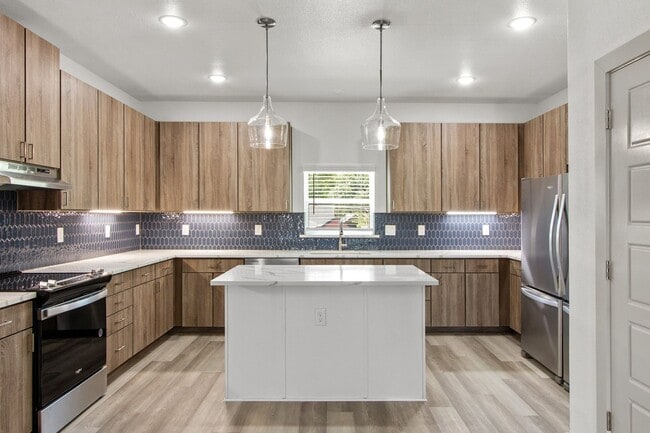 Building Photo - * MOVE IN SUMMER 7/24/2027 * 5 Bed 5.5 Bat...