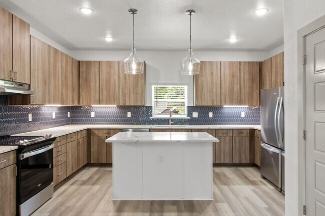 Foto del edificio - * MOVE IN SUMMER 7/24/2027 * 5 Bed 5.5 Bat...