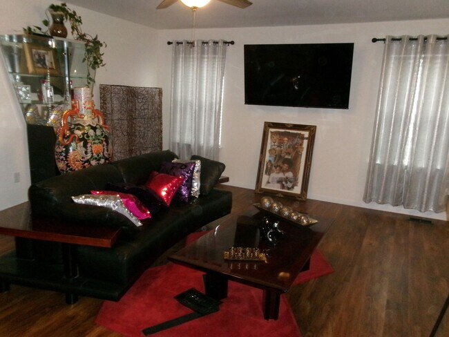 Building Photo - Spacious 4BR House in Saint Charles