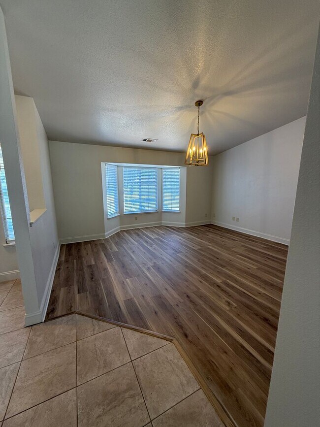 Foto del edificio - Prime Location 3 Bed 2 Bath Updated Home!