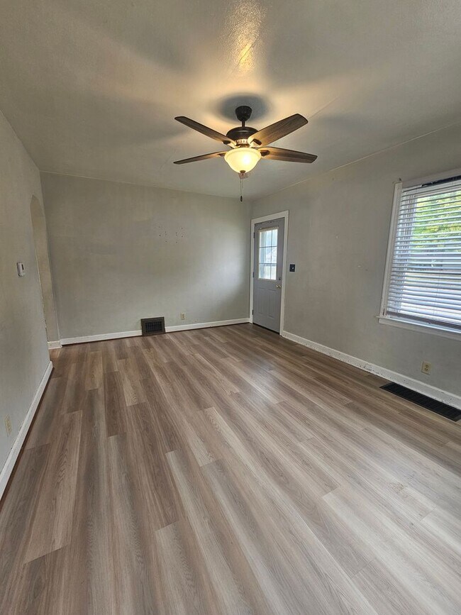 Foto del edificio - There is a $25 fee per application and everyone over 18 needs to fill out their own application.