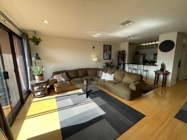 Foto del edificio - 828 N Hudson Ave