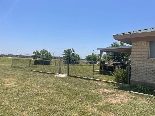 Building Photo - 17401 Weiss Ln