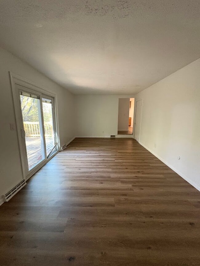 Building Photo - Three bedroom two bathroom home for rent