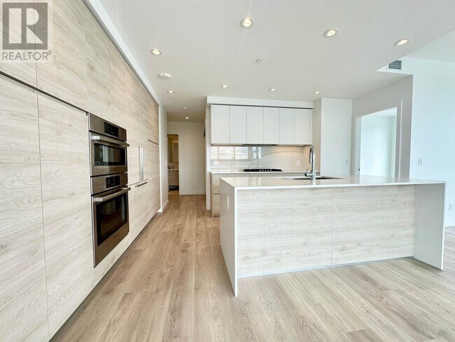 Building Photo - 660 Quayside Dr