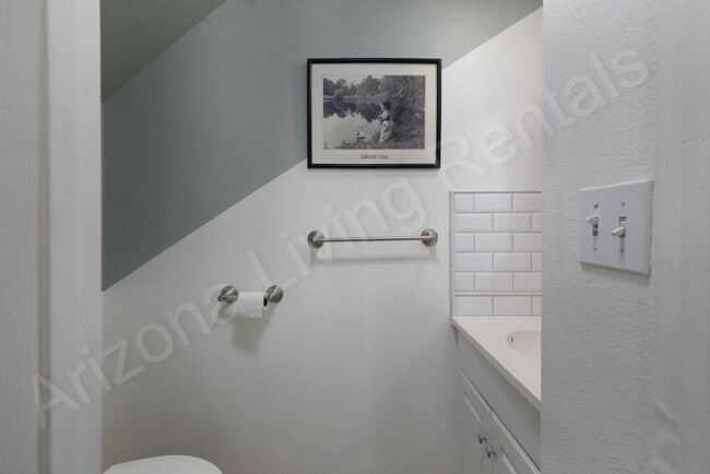 Building Photo - 1719 Los Lagos Dr