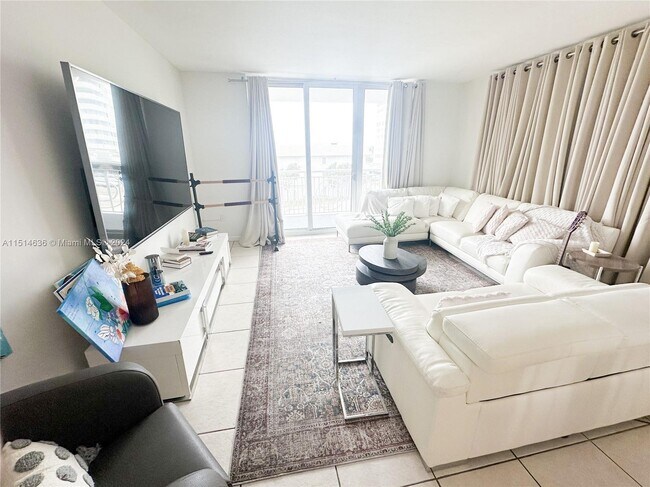 Building Photo - 5825 Collins Ave