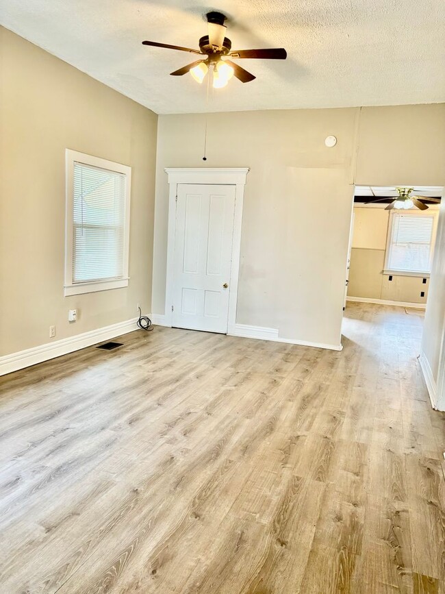 Building Photo - Charming 2BR house in Portland- Section 8 ...