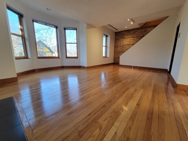 Foto del edificio - Charming Vintage Second Floor Duplex with In-Unit Laundry in Heart of Oak Park