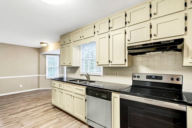 Building Photo - 4490 Bexley Dr
