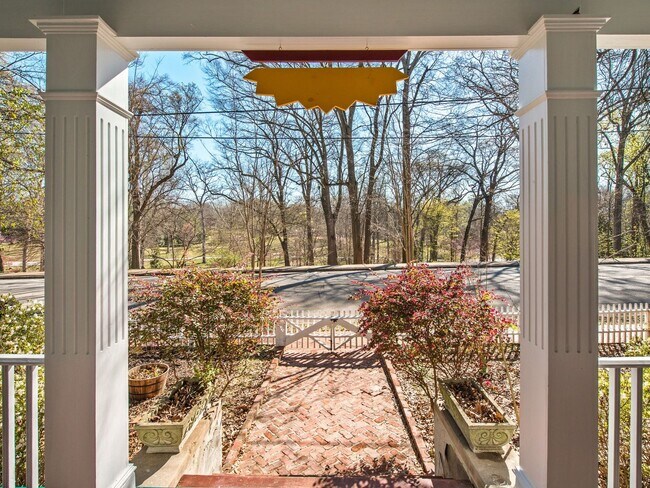 Building Photo - 3 Bedroom 2 bath Center Hall Bungalow dire...