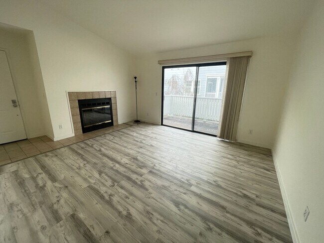 Foto del edificio - ONE MONTH'S RENT FREE!! SPACIOUS 2BD/2BA APARTMENT IN RICHMOND, CA!!!