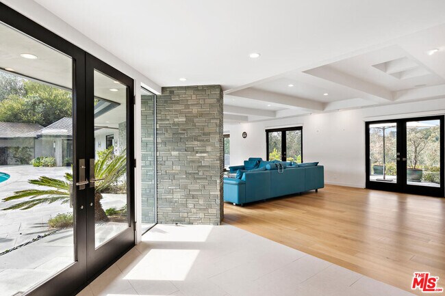 Foto del edificio - 3035 Lake Glen Dr