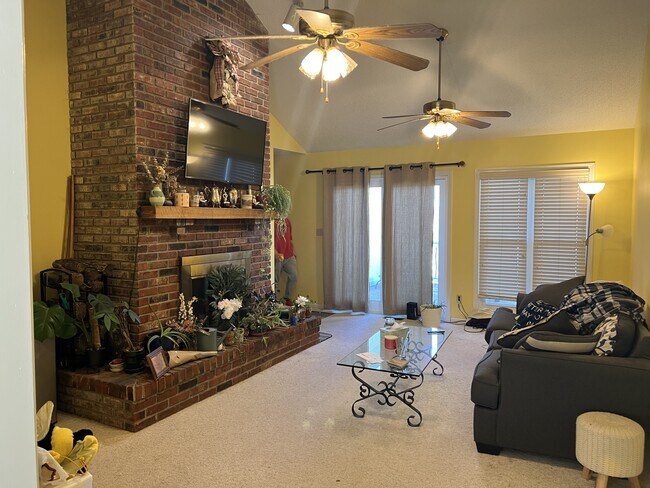 Foto del edificio - 2323 Free State Ln