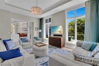 Building Photo - 684 10th Ave S