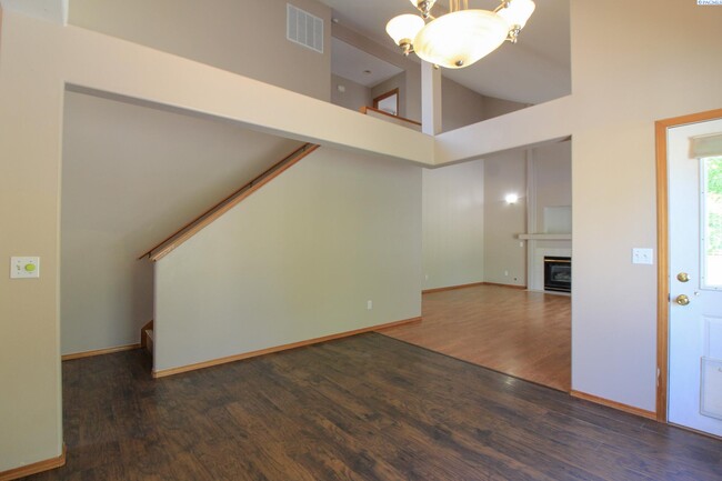 Building Photo - 3 Bed/2.5 Bath Home in Horn Rapids (Richland)