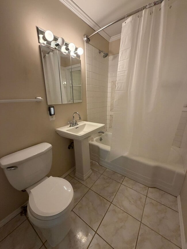 Foto del edificio - 1225 W Main St