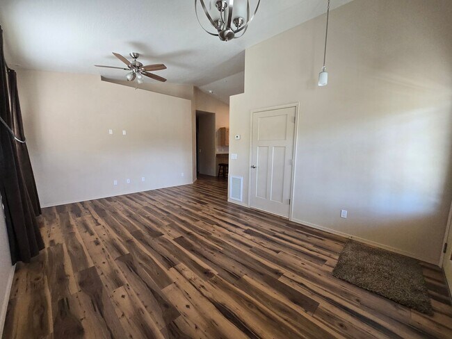 Foto del edificio - Unfurnished, 1-Year Long-Term Rental