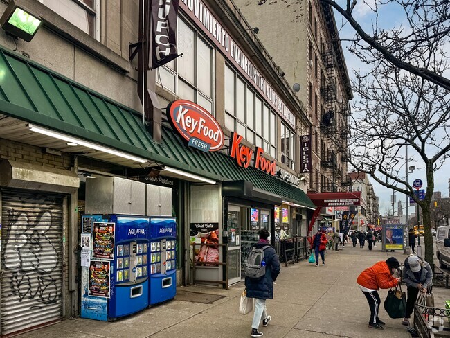 Key Food Supermarket offers residents of Hamilton Heights fresh produce and vegetables.