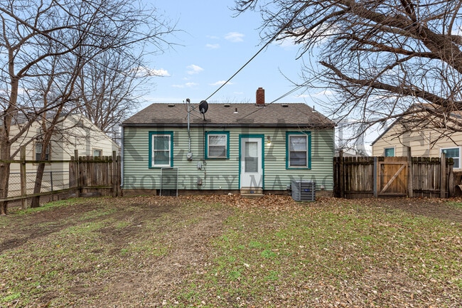Building Photo - 1912 N Hood St