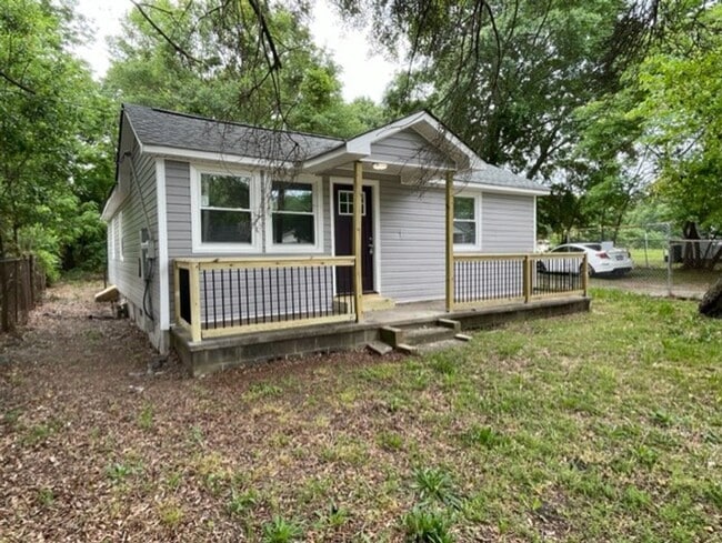 Building Photo - Don't miss out on this Adorable 2 bedroom ...
