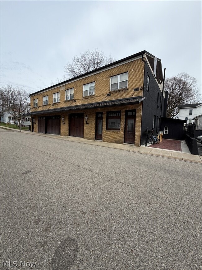 Building Photo - 310 Vine Ave
