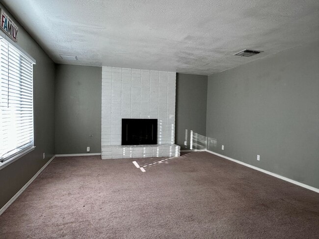 Building Photo - AVAILABLE IN NOW!!