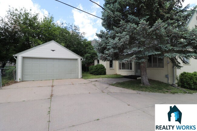 Building Photo - Charming 5 bed House!