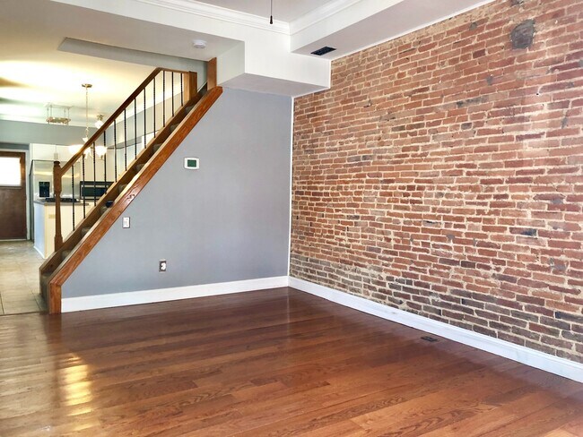 Foto del edificio - Charming 2 Bedroom/2 Bathroom Townhome in Federal Hill W/ Parking