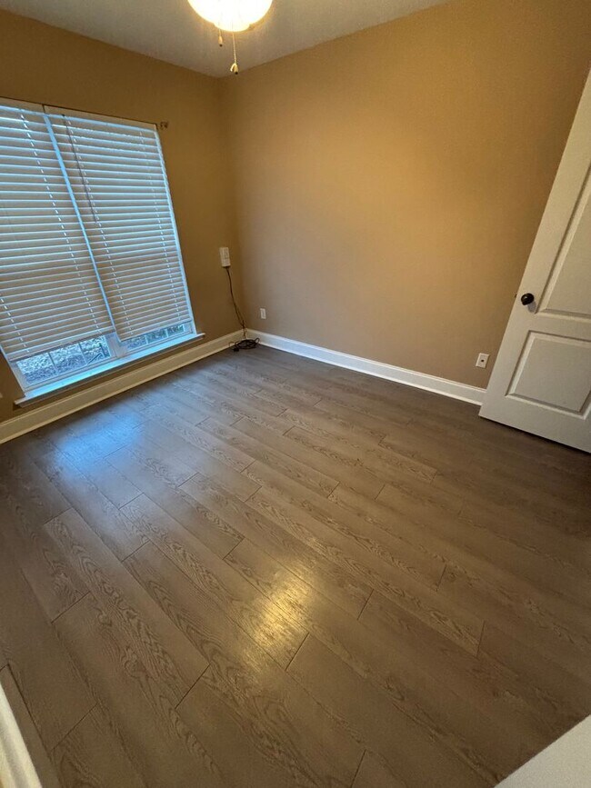 Building Photo - 818 Bryan Cir